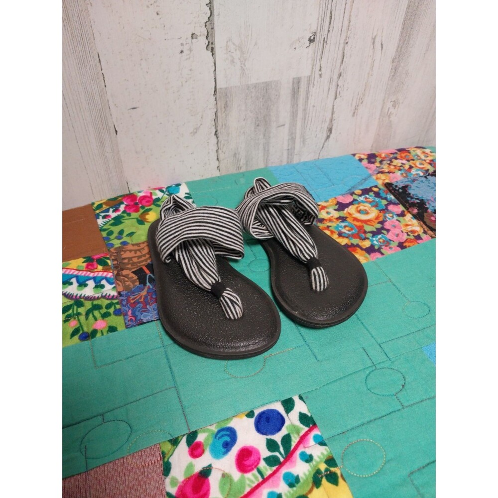 Youth Sanuk Girls Yoga Mat Sling Back Black & White Sandals 1011416K ~ Size 7-8